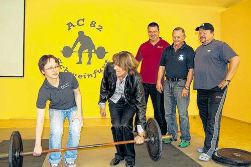 Zweimal Meisterin: Links die aktuelle Master�Weltmeisterin Ulrike Zehner, rechts B&uuml;rgermeisterin Kathi Petersen mit ungewohnter Anstrengung. Die AC-Vorsitzenden (von links) Ralf Schlenz, Michael Strauch und Thomas Walz haben nicht nur deshalb Grund zur Freude.